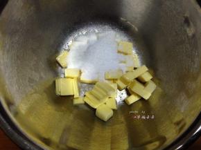 黄油软化至能用手指轻轻按下戳出洞来的状态，加入糖粉和盐，用电动打蛋器打发