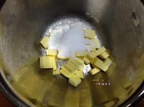 黄油软化至能用手指轻轻按下戳出洞来的状态，加入糖粉和盐，用电动打蛋器打发