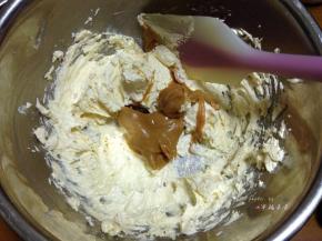 加入花生酱，继续用电动打蛋器搅打均匀