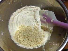 加入熟花生碎，用刮刀拌匀