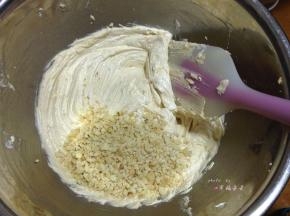 加入熟花生碎，用刮刀拌匀