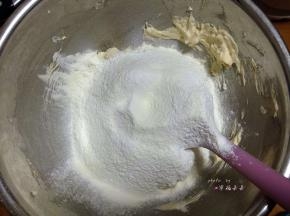 加入过筛的低筋面粉