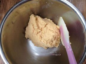 用刮刀压拌均匀成面团即可
