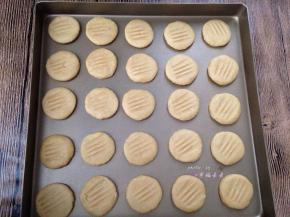 直接用手揪一小块面团搓圆后按扁放入不沾烤盘，然后用叉子在每个面团上按一下压出花纹，我的面团每个大约10g左右，一盘烤不下，另外多出来的几个第二盘再烤