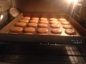 制作面团的时候就可以提前预热烤箱了，烤箱提前预热至170度左右，然后将制作好的饼干生坯放入烤箱中层烘烤