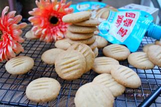 出炉后移至冷却架上放凉！话说真的等不及晾凉就开吃啊！花生的香气已经弥漫整个屋子啦！