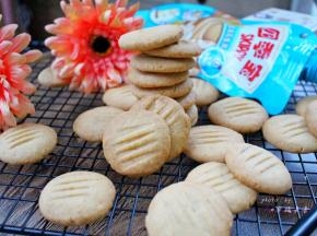 出炉后移至冷却架上放凉！话说真的等不及晾凉就开吃啊！花生的香气已经弥漫整个屋子啦！