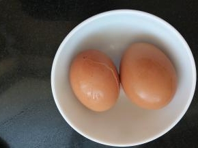 煮两个鸡蛋