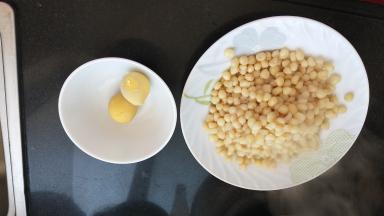 只要蛋黄，煮熟的玉米粒去水