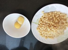 只要蛋黄，煮熟的玉米粒去水
