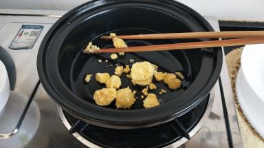 砂锅抹油加入蛋黄炒碎