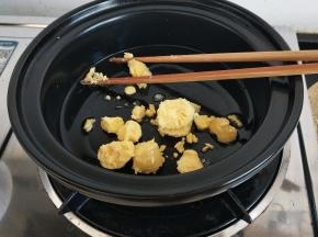 砂锅抹油加入蛋黄炒碎