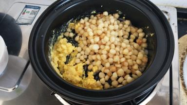 放入过了油的玉米粒