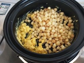 放入过了油的玉米粒