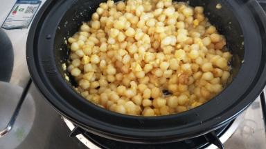 加入少许盐翻炒均匀即可