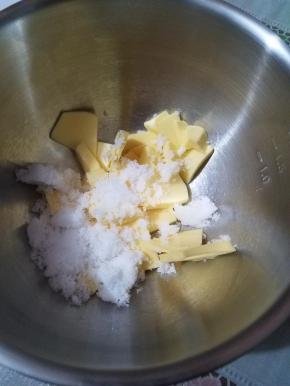 黄油室温软化称豆腐状，然后加入白糖。