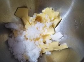 黄油室温软化称豆腐状，然后加入白糖。