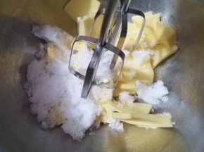 打蛋器搅打融合，并且颜色变浅，微微蓬松。
