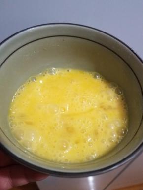 鸡蛋打到一个小碗内，然后搅打均匀，无需打发。