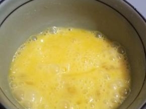 鸡蛋打到一个小碗内，然后搅打均匀，无需打发。