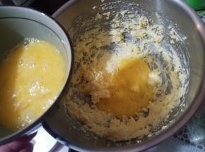 将蛋液分4-5次加入黄油内，每次都要打至融合顺滑再进行下一次。