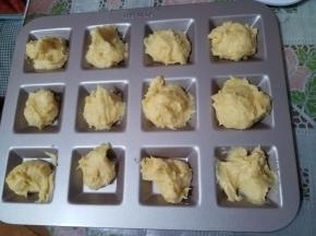 烤箱150度预热，把面糊放入模具内。