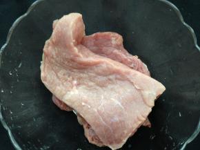 取新鲜猪后腿瘦肉，洗净后沥干水份，最好用厨房纸巾吸干
