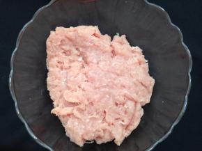 把瘦肉剁成肉馅，要尽量剁得细腻，成粘稠状的肉糜（最好手工剁吧，用搅拌机搅碎也可以，可是口感可能会稍差些）