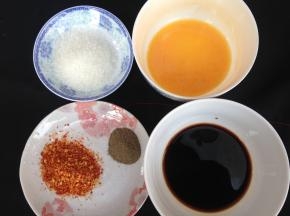 准备调制肉馅的佐料，我把白酒、老抽、生抽称在一个碗里了，把所有佐料倒入剁好的肉馅中