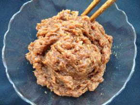 用筷子将佐料和肉糜朝同一个方向搅拌，使肉馅起粘性，尽量搅拌久一点