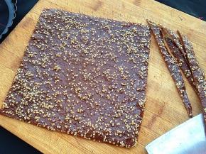 烤好后将不整齐的边角切下，再切成条状就美美的啦！边切边吃的节奏啊！哈哈