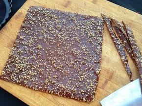 烤好后将不整齐的边角切下，再切成条状就美美的啦！边切边吃的节奏啊！哈哈