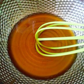 加入碱水和油，拌匀