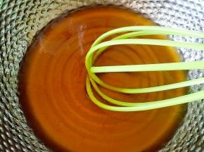 加入碱水和油，拌匀