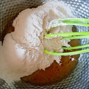 加入粉类，开始揉饼皮