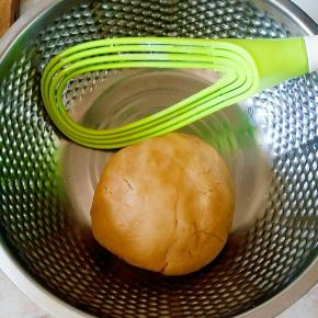 直到成团，无干粉，醒发1小时后，分成10克一份的面团