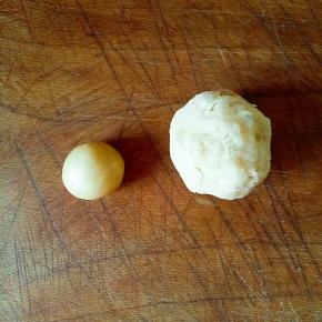 10克的饼皮，莲蓉馅分为40克一个的团