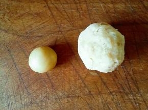 10克的饼皮，莲蓉馅分为40克一个的团