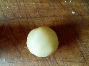 将饼皮按压后包入馅料