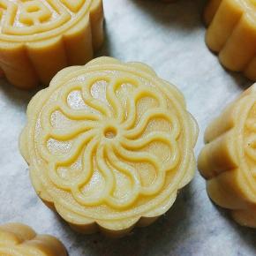 模具内撒防粘粉，将面团放入，按压成月饼，表面喷少许水，烤箱预热180度，5分钟后放入烤箱，烤5分钟后刷蛋黄液，再烤13分钟即可。