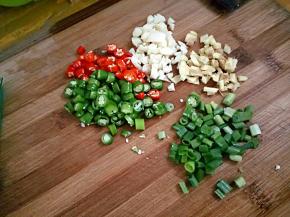 准备好葱姜蒜，小米椒，青椒。