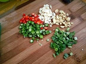 准备好葱姜蒜，小米椒，青椒。