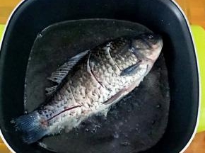 热锅热油，下入鱼。