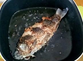 煎至两面金黄(把多余的油倒出来)