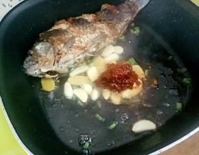 下葱姜蒜煸香，再下豆瓣酱煸出红油。