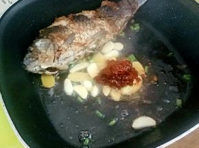 下葱姜蒜煸香，再下豆瓣酱煸出红油。