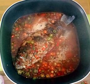 加入小半碗的热水和酱油