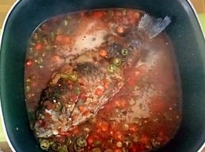 加入小半碗的热水和酱油