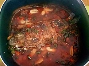 烧至汤汁浓稠即可(期间记得把鱼翻面哦)。