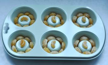 2、将橘子掰成瓣，均匀的放入模具中